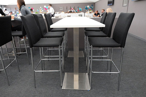 White dual piazza tables & black Rio stools provide great contrast