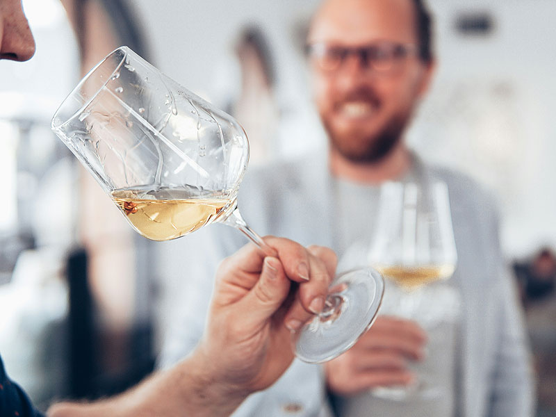 8 simple tips to save on the price to hire glassware for events