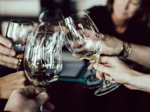 8 simple tips to save on the price to hire glassware for events